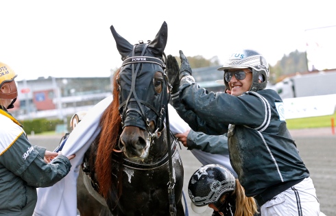 Dubbelklapp på Power. Robert Bergh hyllar sin häst efter segern i Svenskt Travkriterium. Foto: Maria Holmén, TR Bild Foto av Maria Holmén, TR Bild